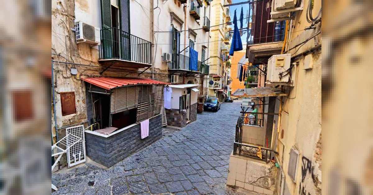 Napoli, Quartieri Spagnoli: lite tra condomini sfocia in tentato omicidio, arrestato 64enne