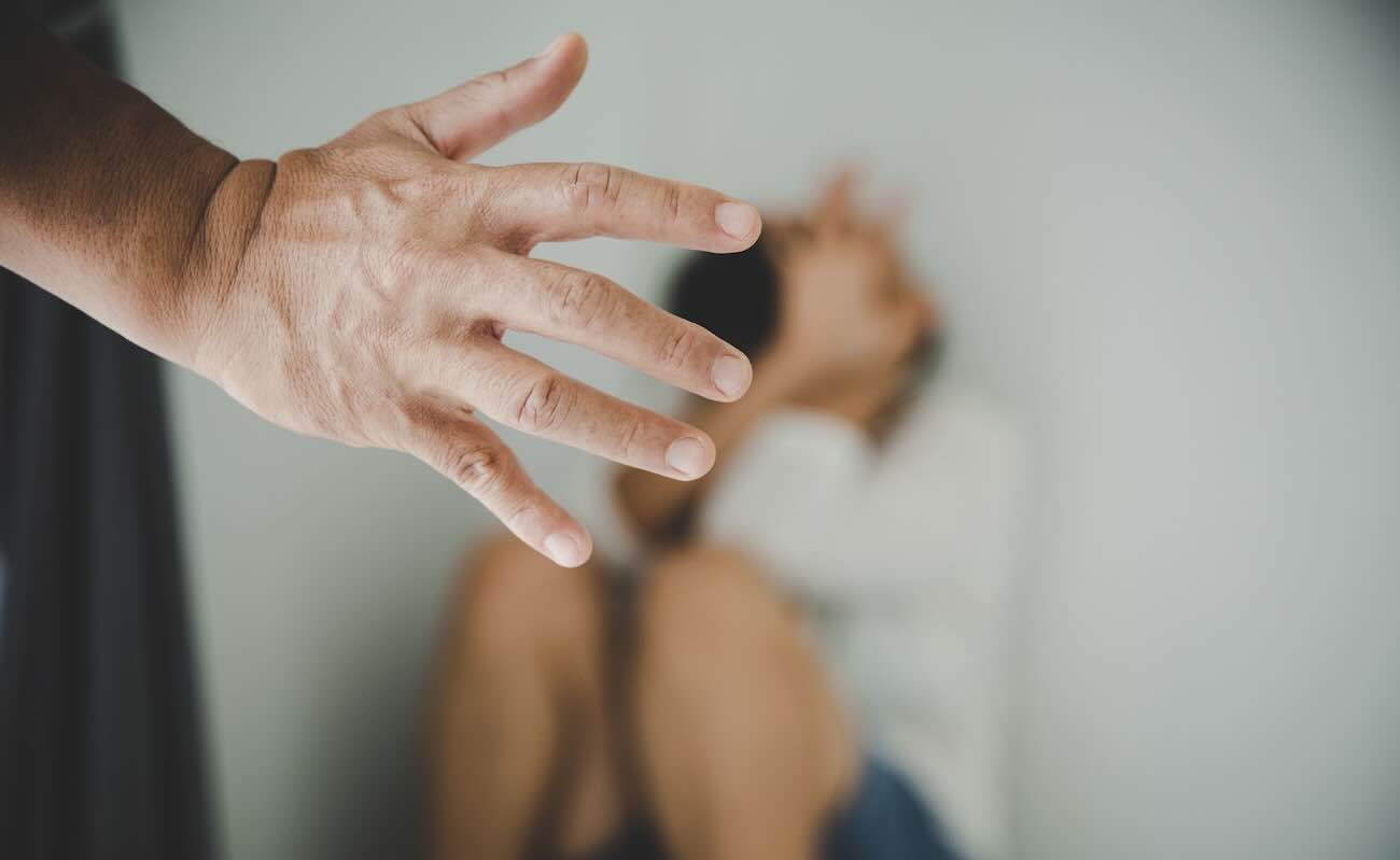 Scena di violenza a Giugliano: un bambino di 6 anni interviene per proteggere la madre dall’aggressione del padre