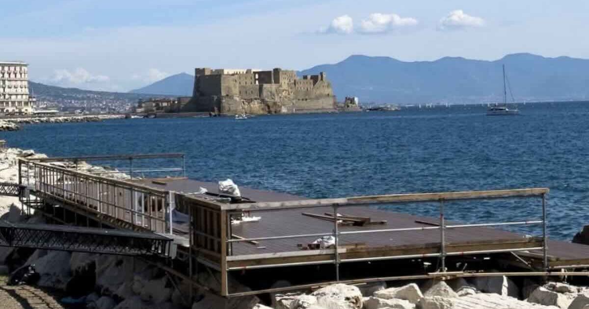 Napoli: pedane sul Lungomare aprono il mare a tutti, la città punta sull’accessibilità anche oltre la Coppa