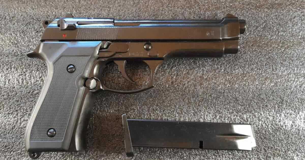 Scoperta una pistola modificata nel muro di Miano: interrogativi sulla criminalità locale e possibili legami con recenti agguati