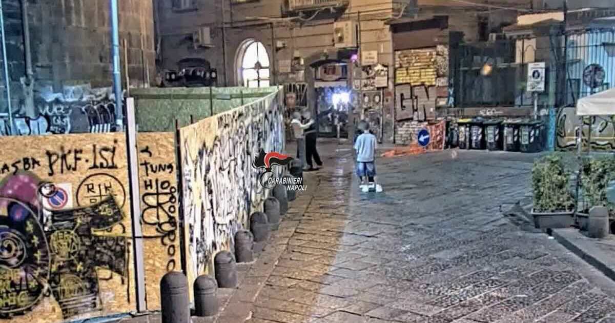 Napoli, rapina al bancomat: arrestati nella stessa piazza dove è avvenuto l’episodio