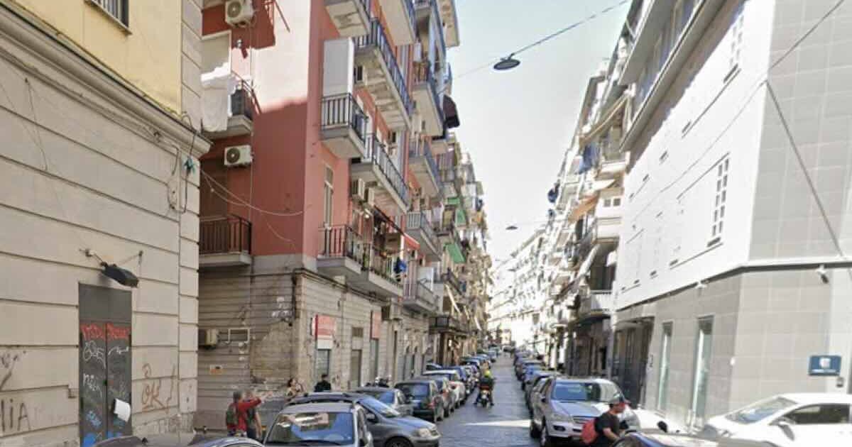 Napoli, Pendino: 21enne ferito da arma da taglio dopo inseguimento; indagini dei carabinieri in corso