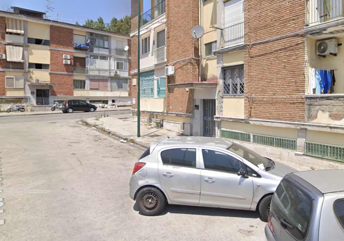 Napoli, Rione Traiano: droga nascosta tra mattonelle, arrestato 31enne in via Romolo e Remo
