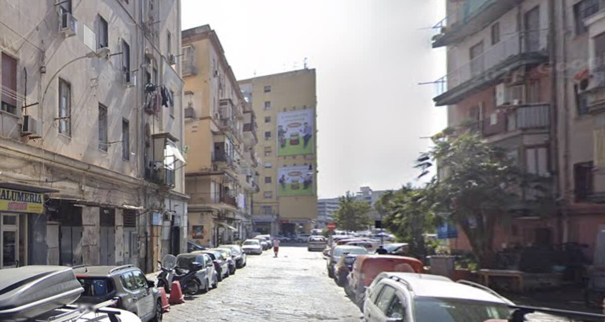 Napoli, Vicaria-Mercato: intercettazione di cessione di cocaina, pusher 47enne arrestato e acquirente sanzionato