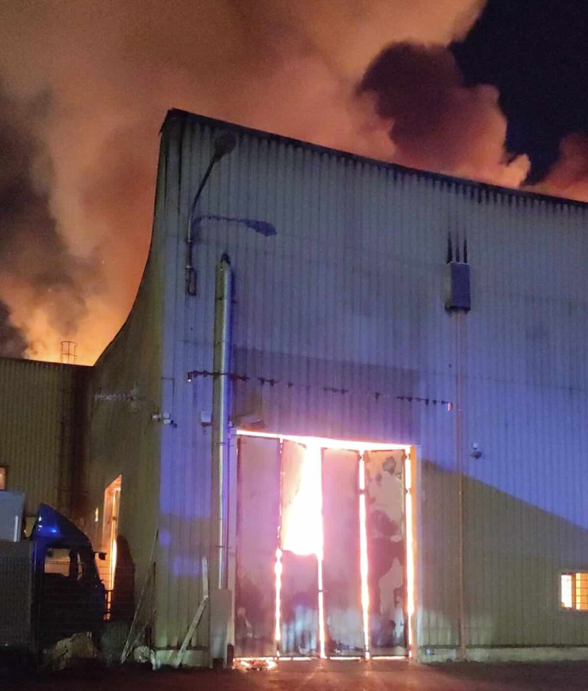 Napoli: ARPAC avvia campionamenti per diossine nell’aria dopo l’incendio in via Nuova delle Brecce