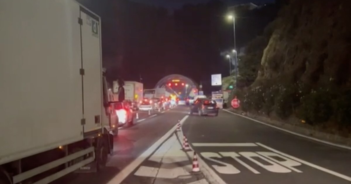 Ritardi nei lavori notturni sulla Tangenziale di Napoli: traffico intenso all’uscita della galleria Vomero est