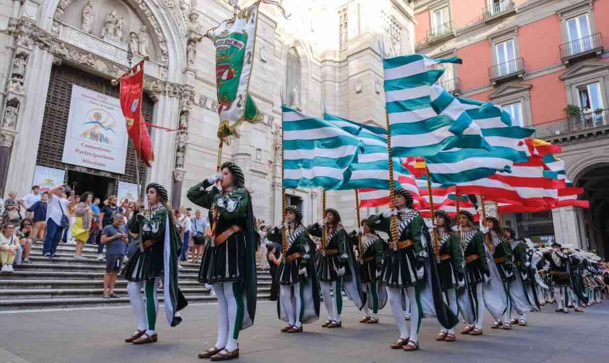 Napoli si tinge di storia: il corteo rinascimentale ricorda il voto a San Gennaro con giostre e figuranti in abiti d’epoca