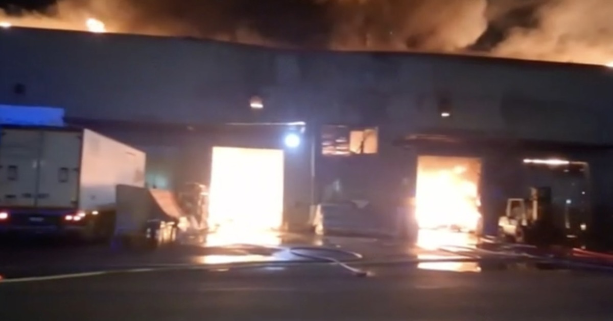 Napoli, Poggioreale: deflagrazione e incendio in via Nuova delle Brecce, otto famiglie evacuate e rilievi in corso