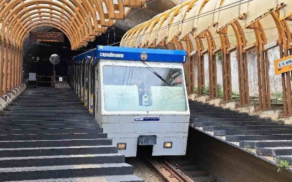 Napoli allarga l’orario di trasporto pubblico per l’America’s Cup: metro e funicolari non-stop dal 24 al 27 settembre