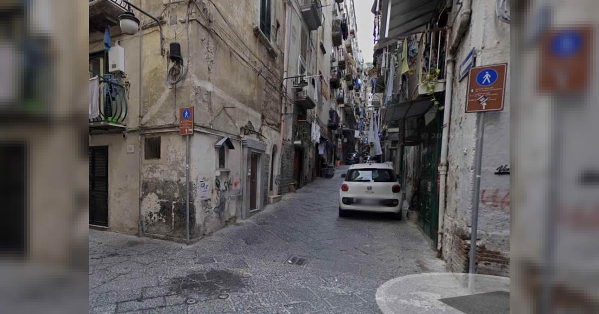 Aggressione notturna nei Quartieri Spagnoli: ferito un 49enne in vico San Sepolcro, indagini in corso sui responsabili