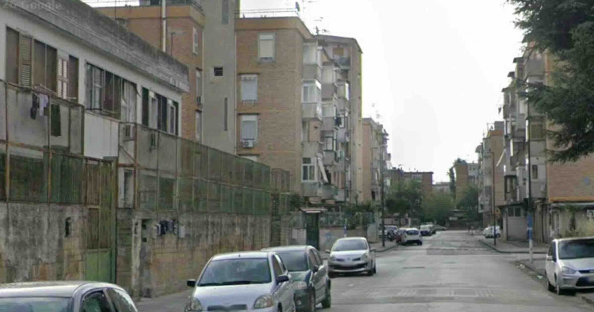 Napoli, agguato a Scampia: il 19enne Musto sfugge per un soffio a un attacco mirato. Indagini in corso per identificare i sicari.