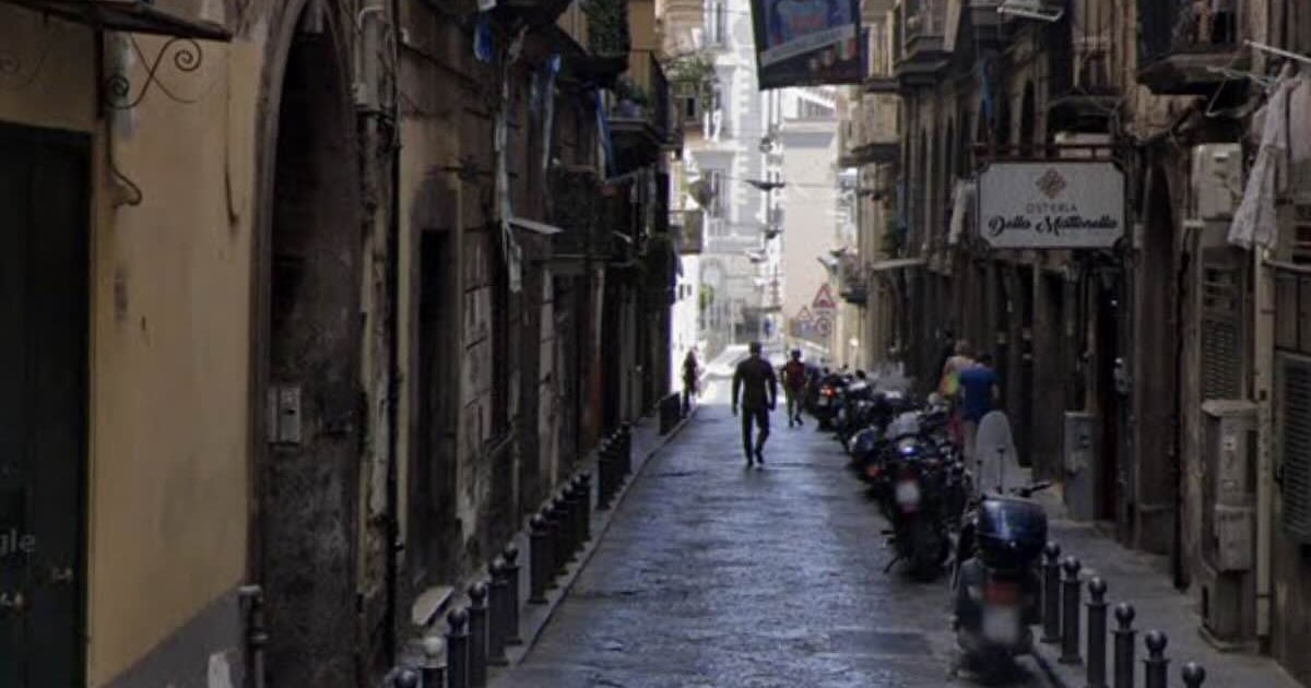 Allerta a Napoli: uomo armato si barrica in casa mentre la polizia tenta di arrestarlo