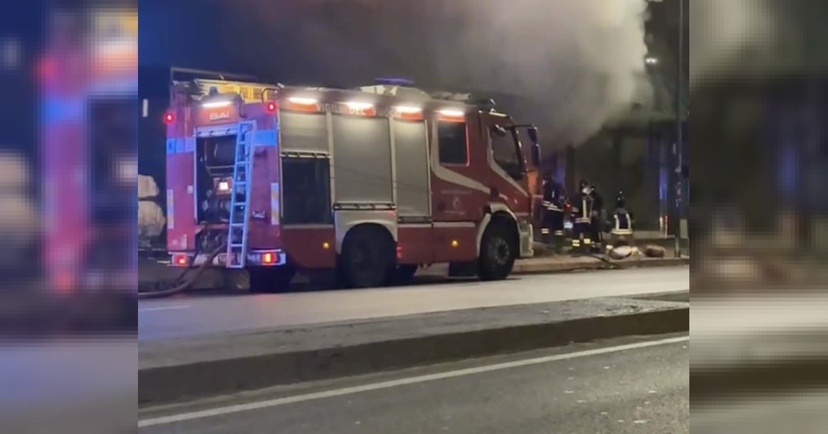 Napoli, incendio all’ex Bar Vittoria: indagini in corso e analisi delle immagini di videosorveglianza