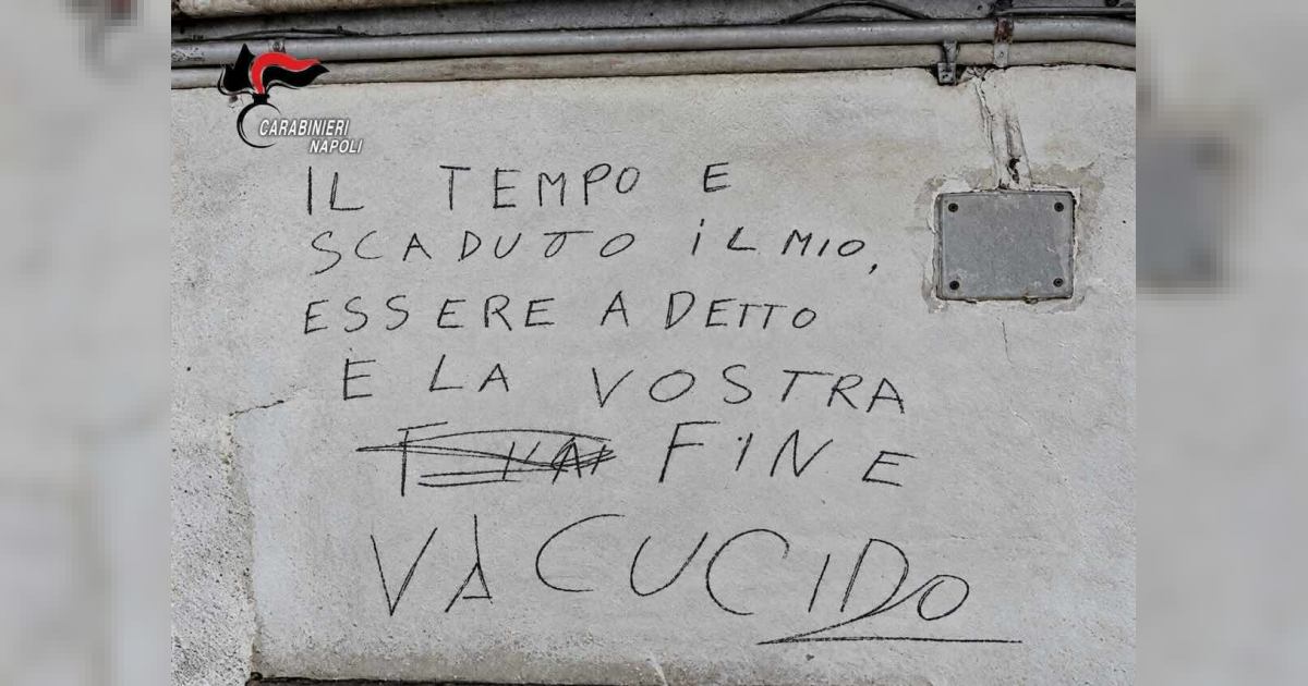 Napoli: 44enne arrestato per minacce all’ex moglie; scritta minacciosa recita «Il tempo è scaduto, vi uccido»