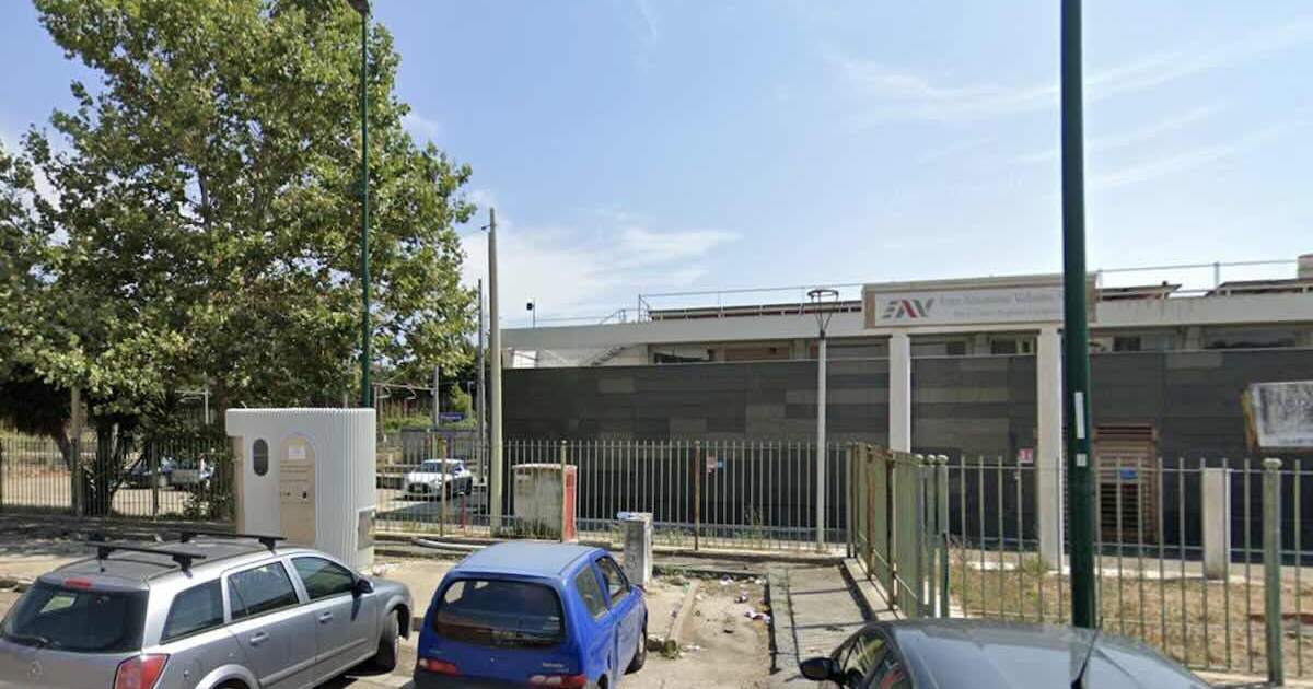 Napoli: due minorenni feriti nell’aggressione a bordo Cumana; fermato un 17enne dopo una notte di indagini