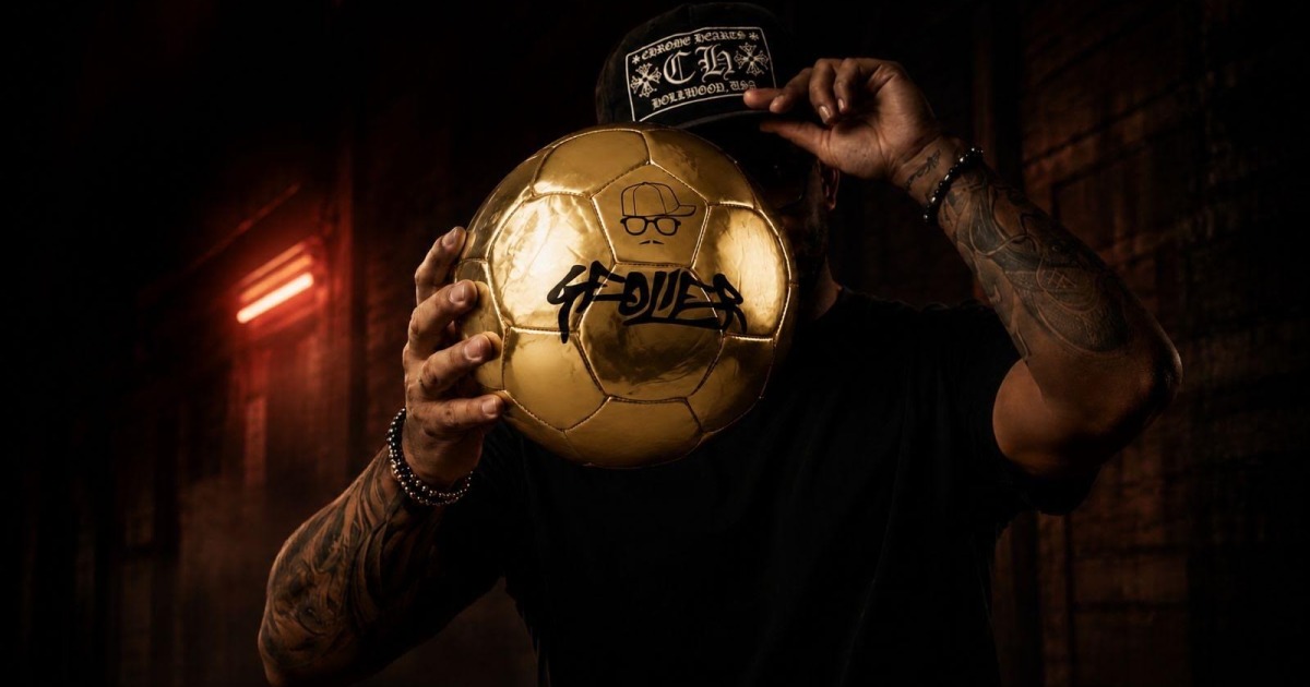 Geolier lancia un Pallone d’Oro dorato: merchandising di successo che celebra Secondigliano