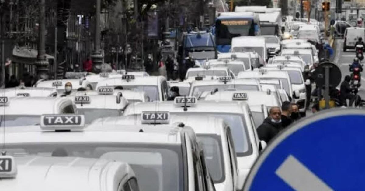 Napoli all’America’s Cup tra code e proteste dei tassisti: Piazza Vittoria perde lo storico stallo