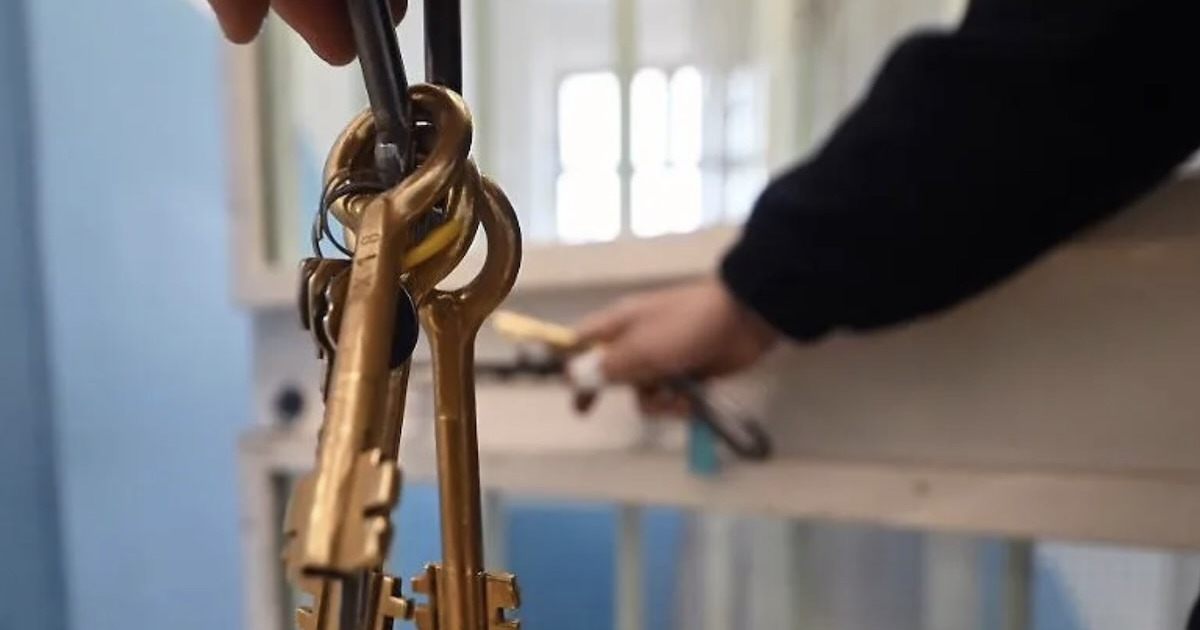 Emergenza sovraffollamento a Poggioreale: carceri al limite, la situazione si fa critica a Napoli