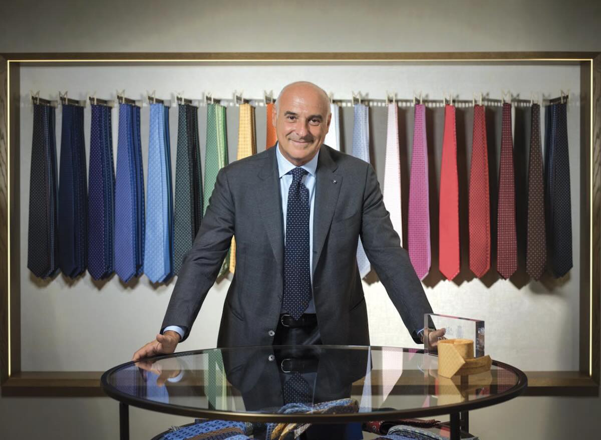 Napoli, Mina regala una pianta al negozio Marinella: il legame con Berlusconi e le 400 cravatte al mese