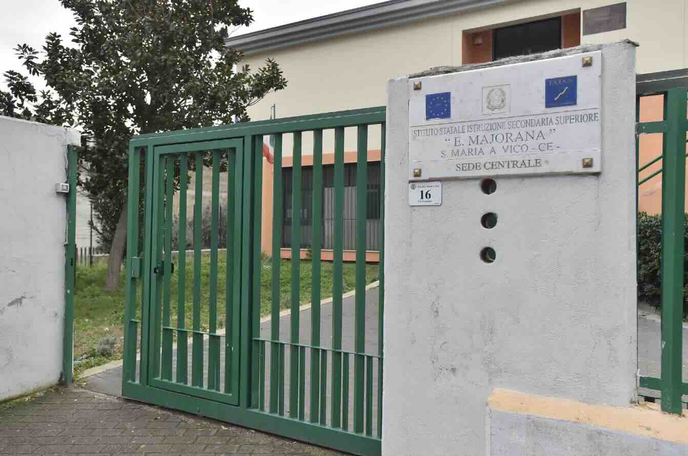 Poggiomarino, tentativo di rapina in minimarket: il cassiere resiste e il 16enne finisce in manette