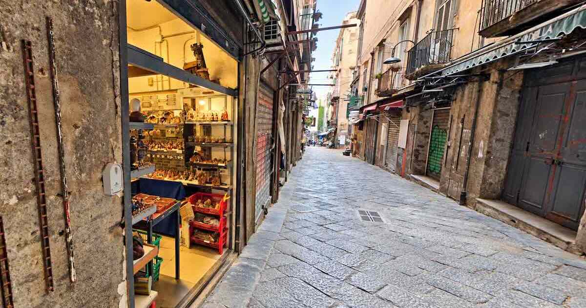 San Gregorio Armeno in silenzio: botteghe chiuse per difendere l’identità presepiale di Napoli