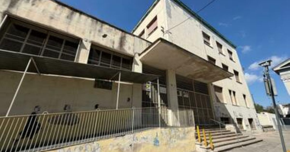 Napoli, raid notturno alla scuola Quattro Giornate: rubate stampanti e lavagne multimediali