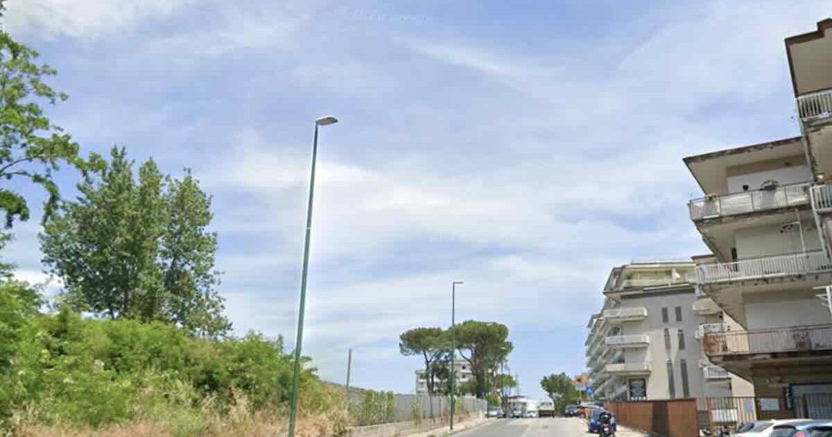 Napoli, fuga in scooter per una rapina: tre uomini coinvolti, uno cade e muore