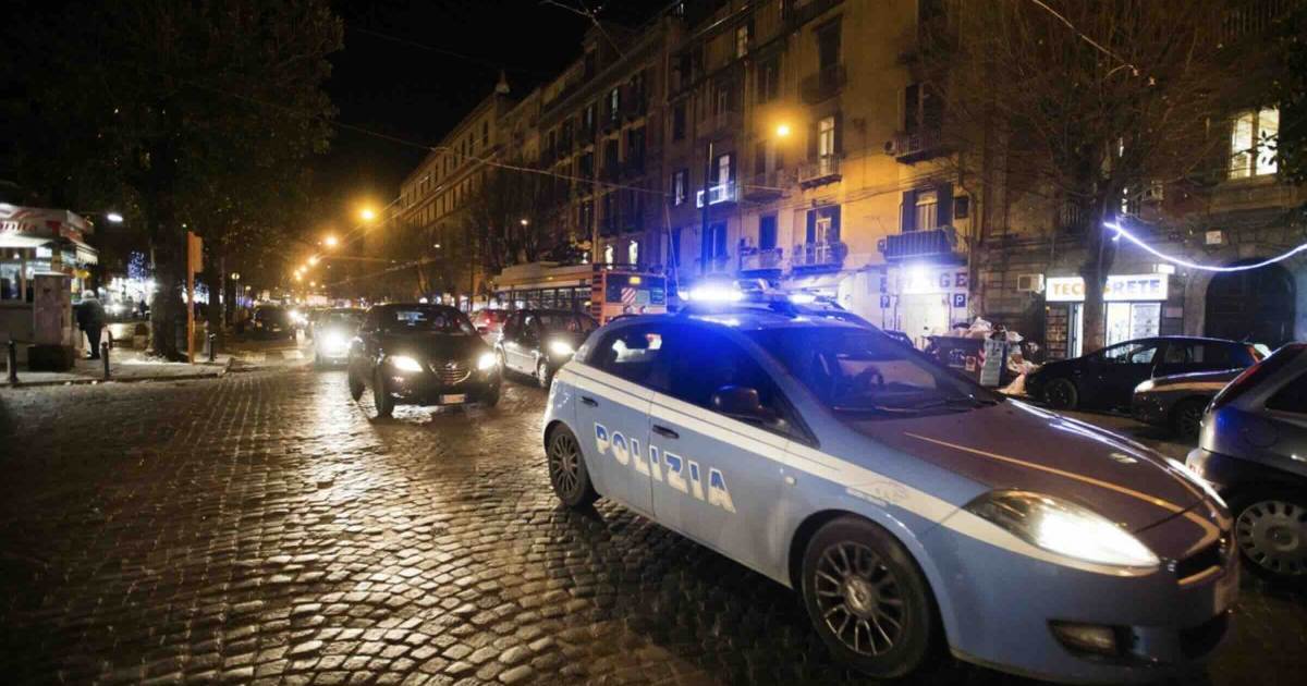Napoli, rissa in strada si trasforma in aggressione ai poliziotti: arrestato un uomo, un altro sotto indagine
