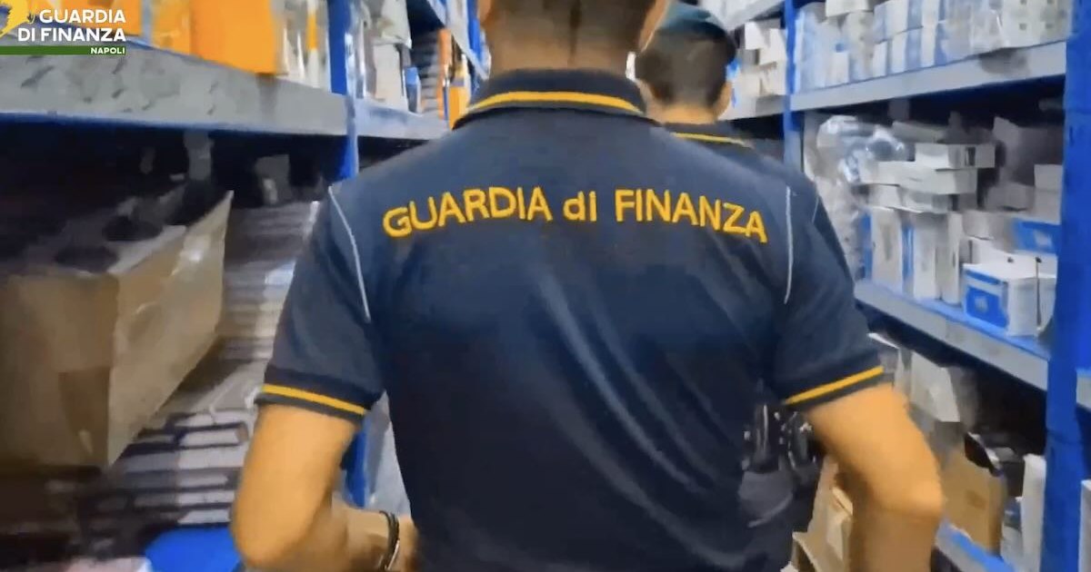 Provincia di Napoli: Guardia di Finanza sequestra oltre 1,3 milioni di articoli scolastici privi di etichette obbligatorie