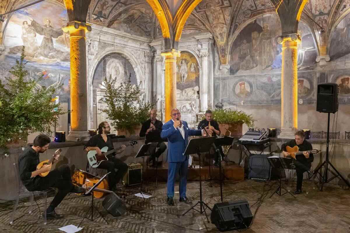Chiostro di Santa Maria La Nova ospita una serata di musica napoletana e racconti sui poeti dell’Ottocento con Pisapia e Gruppo Smeraldo