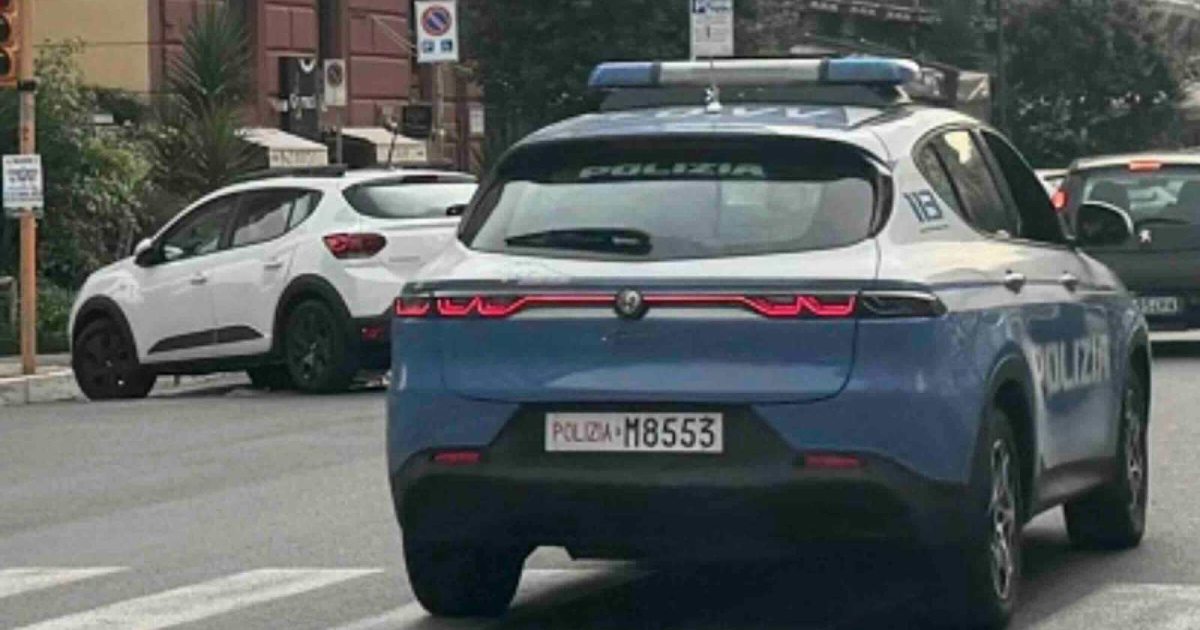 Furto in sosta a Fuorigrotta: presi due giovani mentre rubano fari posteriori di un’auto