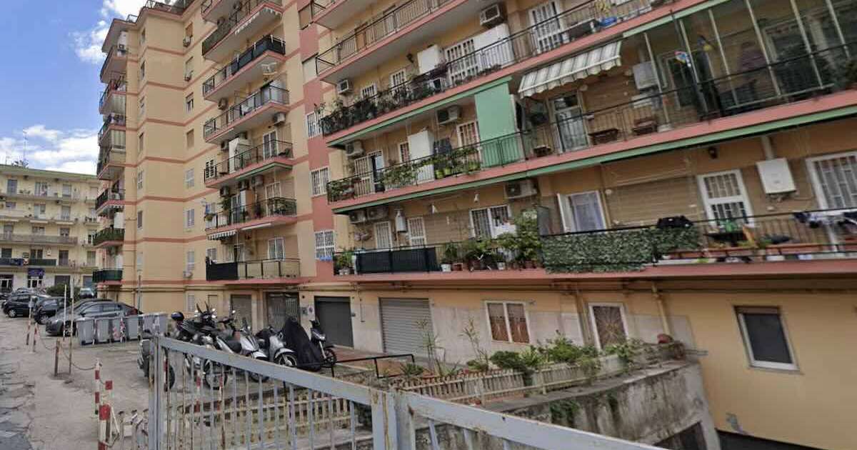 Napoli, notte di spari in via Canzanella: finestra al terzo piano colpita, indagini in corso