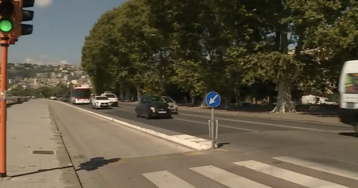 Lungomare di Napoli, corsa folle di un’auto pirata: un giovane si costituisce dopo l’incidente con un turista