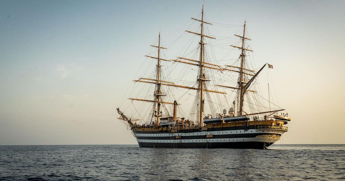 Il viaggio di rientro dell’Amerigo Vespucci: un tour di emozioni e incontri lungo le coste italiane prima della Barcolana.