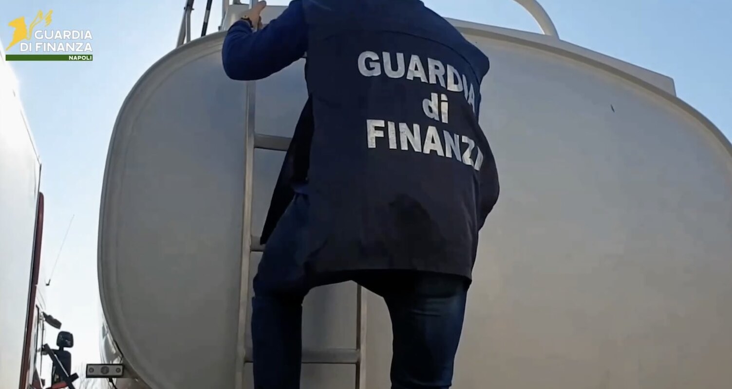 Contrabbando di carburante a Napoli: sofisticato blitz dei carabinieri contro il clan Mazzarella, tre arresti e ingenti sequestri.