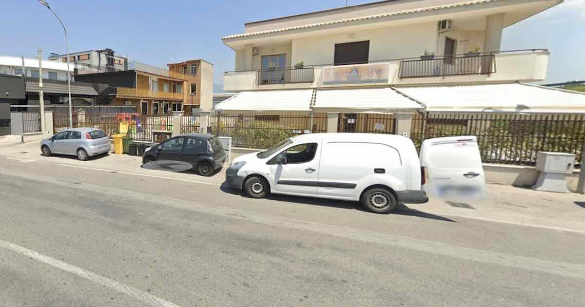 Intervento coordinato a Nola salva 43 bambini: incendio vicino agli impianti della scuola domato senza feriti