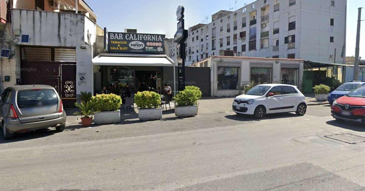 Secondigliano, agguato in strada: 36enne colpito a una gamba mentre si trovava in un bar