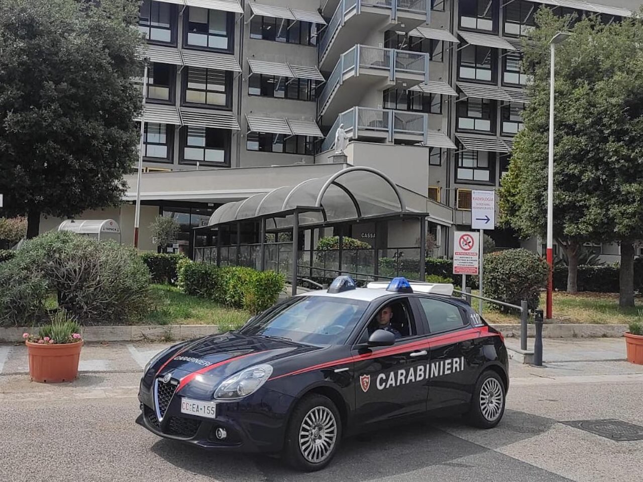 Varcaturo, Giugliano in Campania: arrestato 26enne per lesioni e stalking dopo aggressione alla fidanzata; estraneo lo accoltella in strada per vendetta