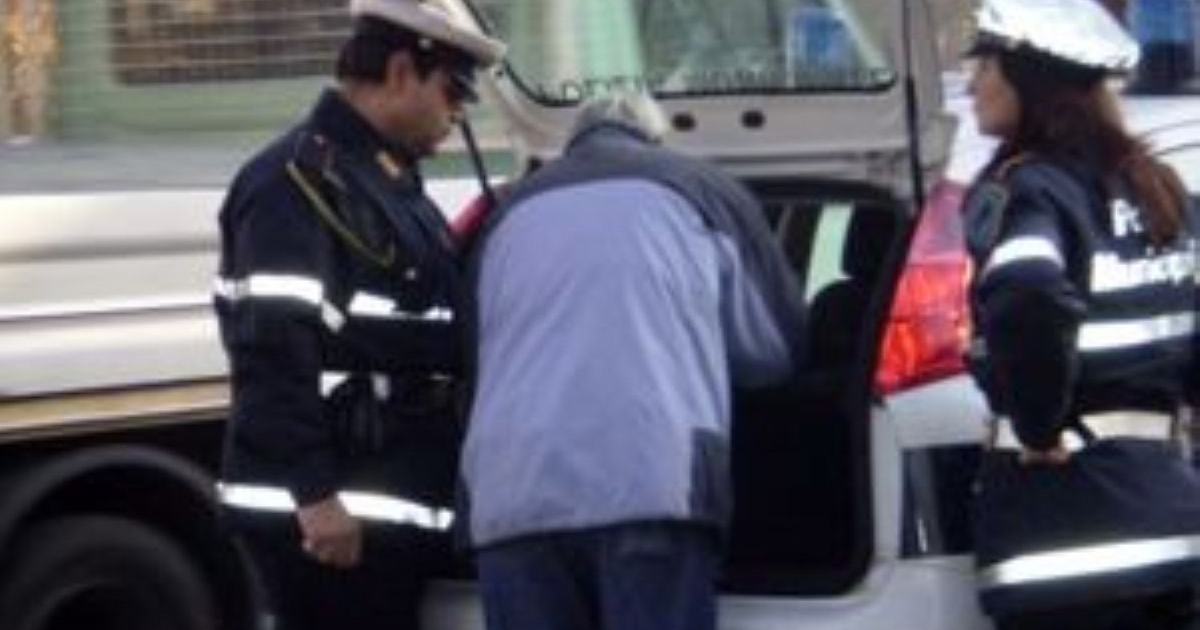 Piazza Amendola, blitz della Polizia Locale: denunciato un parcheggiatore abusivo per violenza e resistenza a pubblico ufficiale