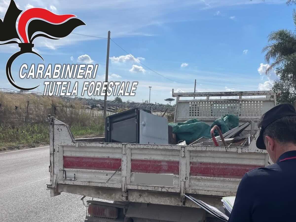 Parete (Caserta): controlli ambientali denunciano un autocarro con rifiuti misti senza FIR