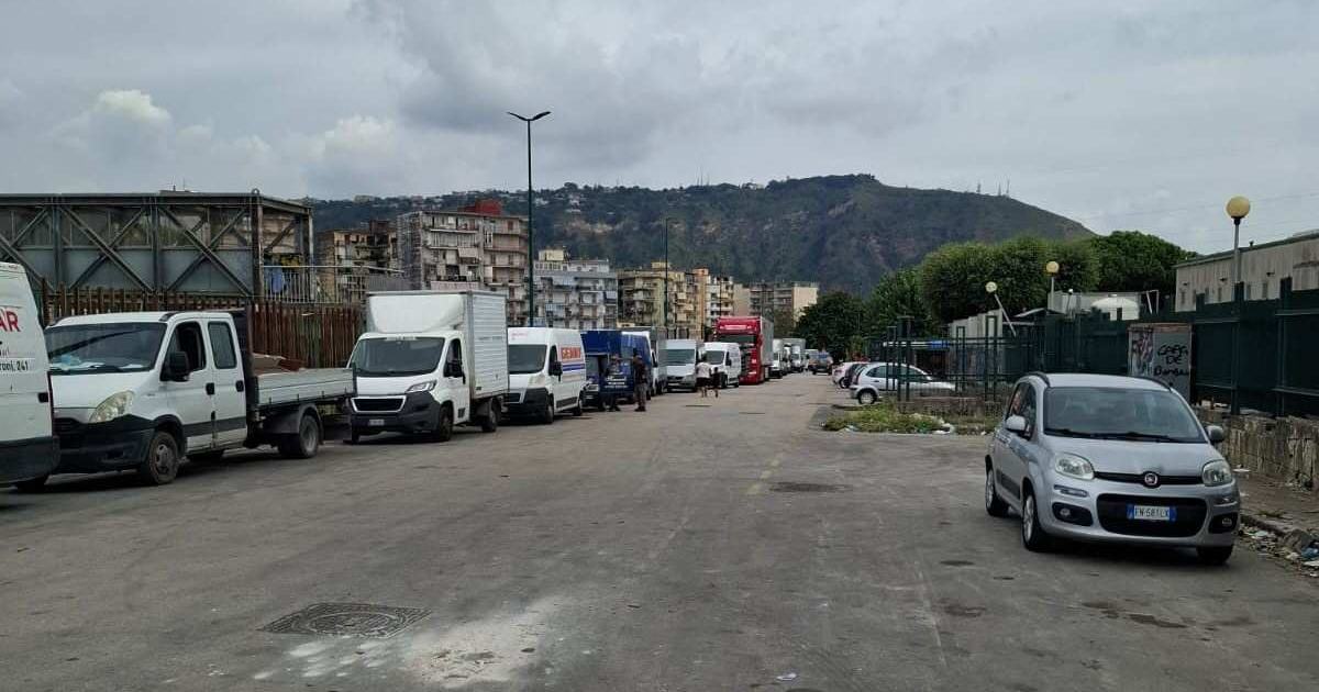 Pianura protesta contro il nuovo sito di trasbordo rifiuti: code all’ingresso, inquinamento e degrado urbano