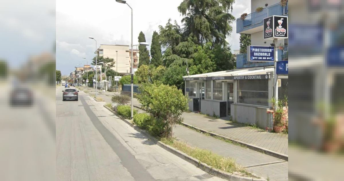 Pomigliano d’Arco: incendio notturno davanti a una pizzeria; telecamere in campo per chiarire l’origine del rogo