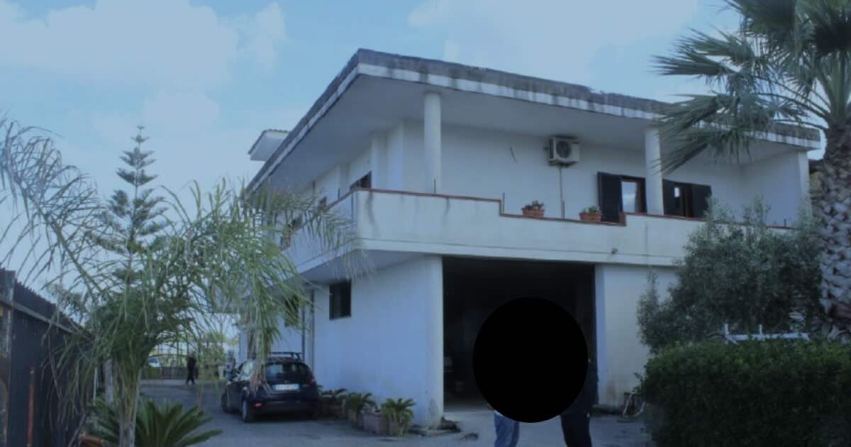 Pompei, un grave intervento per ripristinare la legalità: abbattuta villetta abusiva in zona a rischio vulcanico