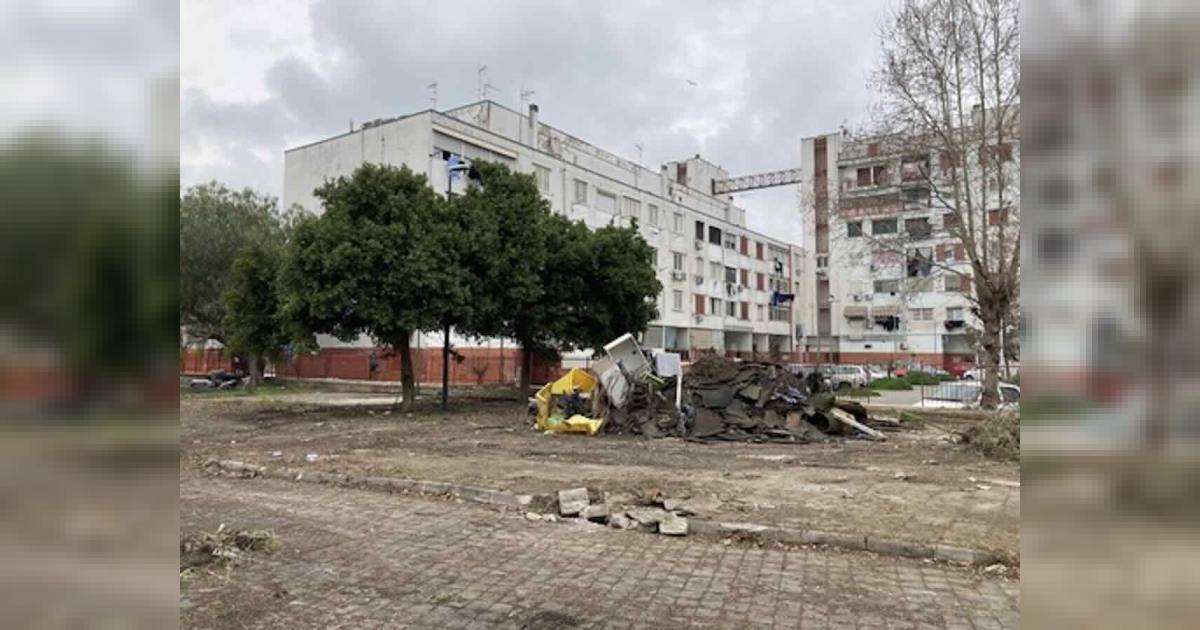 Ponticelli: Carabinieri analizzano le immagini del raid al cantiere comunale, danni al campo da tennis e agli impianti di illuminazione