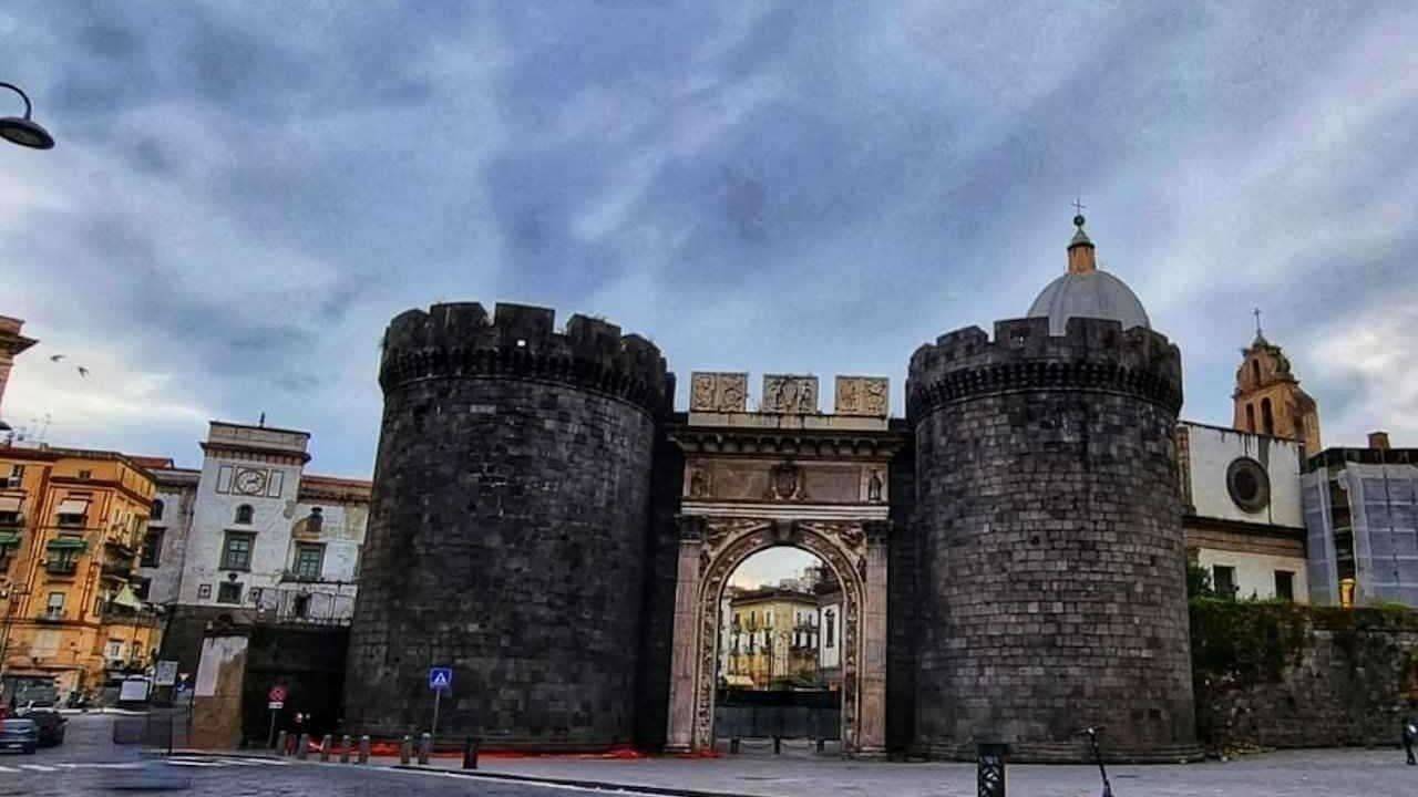 Porta Capuana: iniziativa natalizia come stratagemma contro il degrado urbano e la criminalità sociale