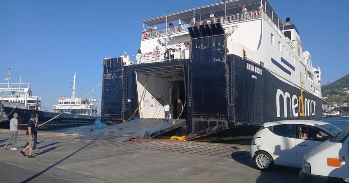 Ritardi e disagi nel porto di Casamicciola: l’avaria del traghetto Medmar crea caos tra i passeggeri