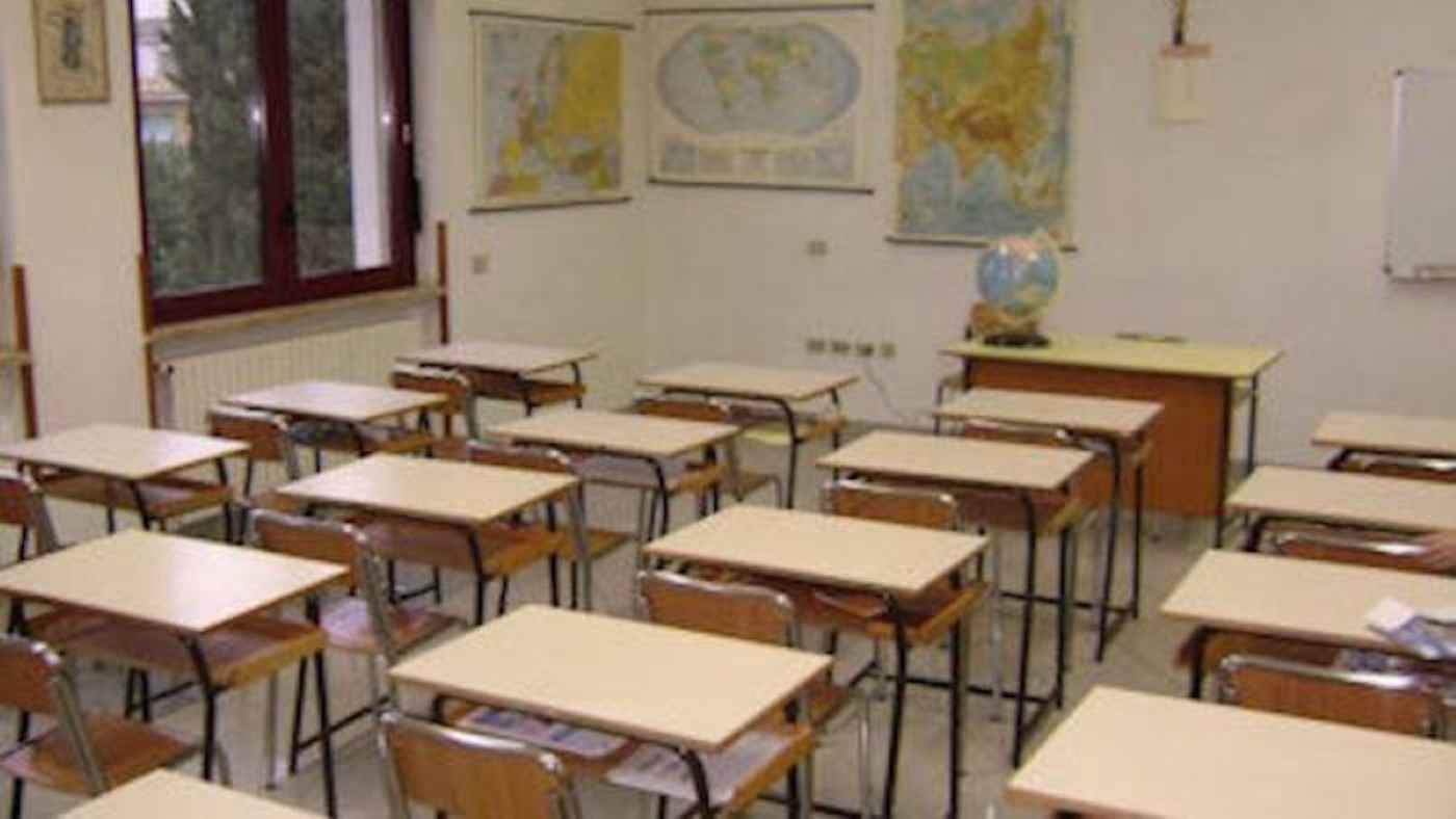 Scuole in Campania, il calore estremo mette a rischio l’apprendimento: il 95% degli studenti denuncia aule insopportabili e mancanza di aria condizionata