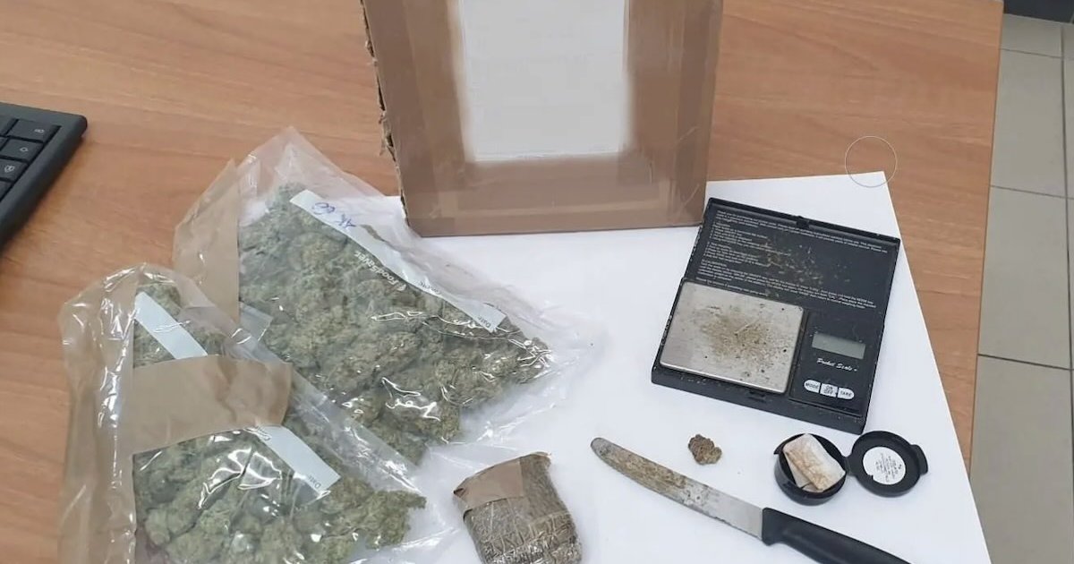 Procida, pacco postale rivela hashish: due arresti per detenzione ai fini di spaccio e contanti sequestrati