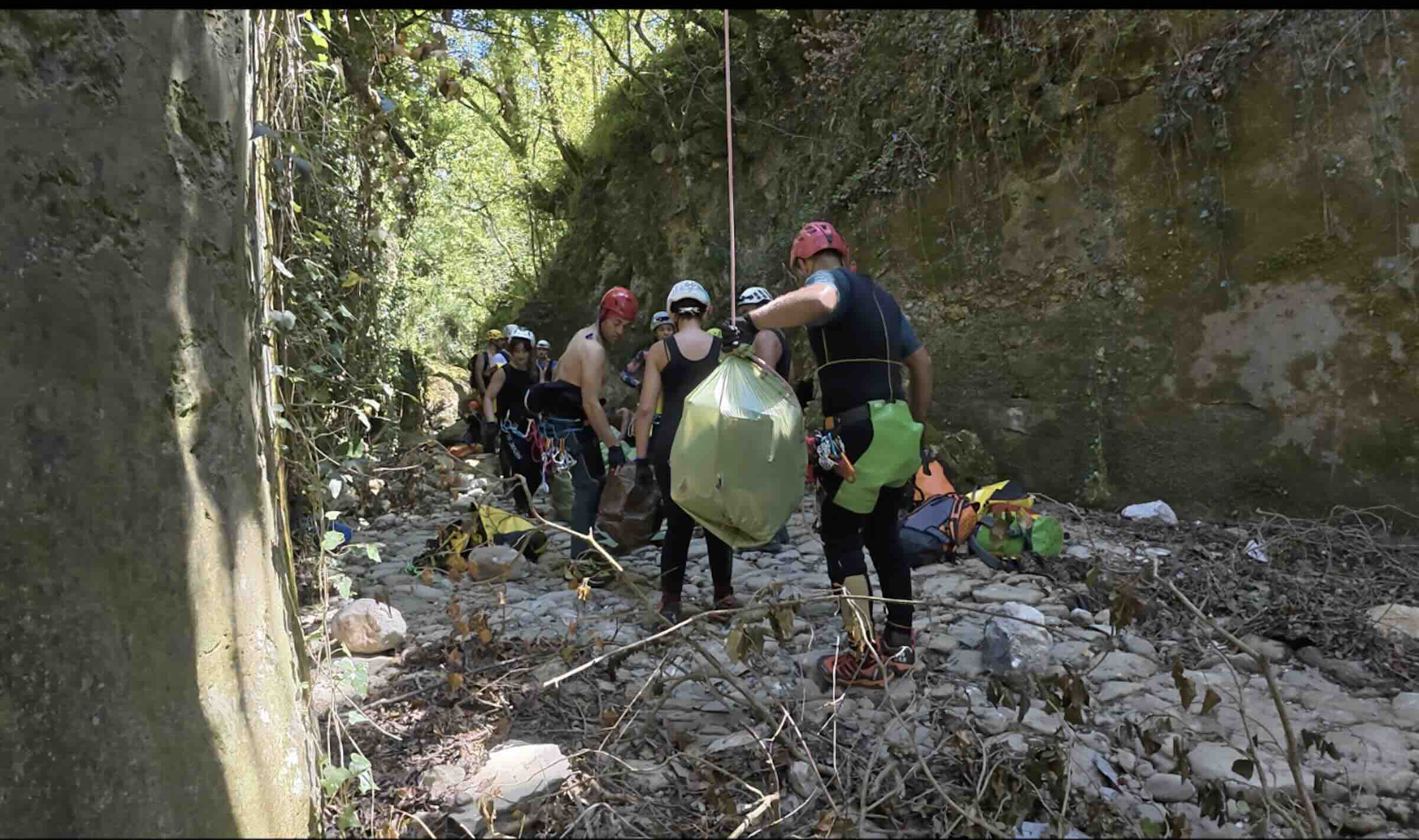 Canyon di Laviano in prima linea: oltre 20 sacchi di rifiuti rimossi durante l’operazione “Puliamo il Mondo”