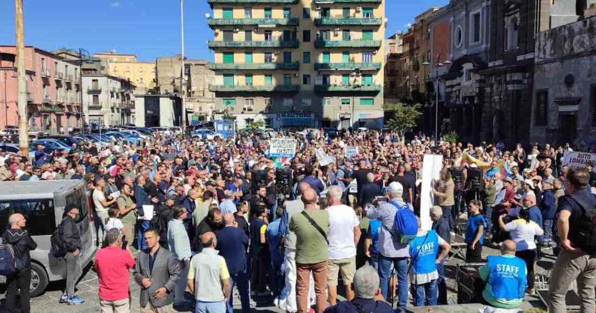 Napoli in piazza contro Rc Auto e caro carburanti: nasce l’appello per una Tariffa Unica Nazionale